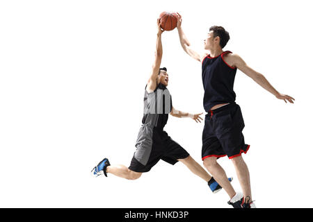 Les joueurs de basket-ball à jouer au basket-ball Banque D'Images