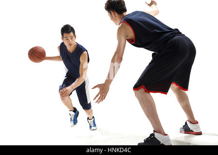 Les joueurs de basket-ball à jouer au basket-ball Banque D'Images