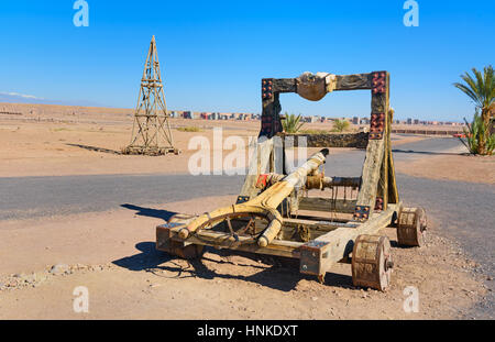 Ouarzazate, Maroc - Jan 4, 2017 : Décoration d'une catapulte dans Atlas Corporation Studios est studio de cinéma. Ouarzazate est la réalisation de films, l'emplacement où Mor Banque D'Images