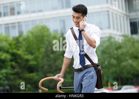 Jeune homme d'une bicyclette Banque D'Images