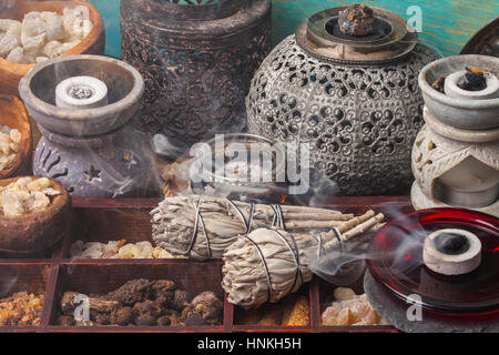 L'encens de la Salvia Apiana Sauge Blanche (sacré, sage, sage, sage de la Californie d'abeilles) et divers types d'encens : la myrrhe, l'encens, gowe, palo santo Banque D'Images