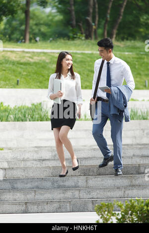 Les jeunes hommes et femmes d'affaires Banque D'Images