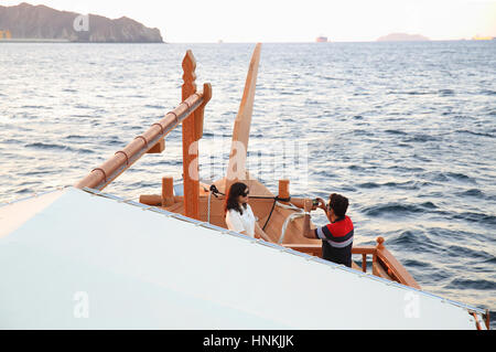 Croisière au coucher du soleil, autour de la baie de Muscat, en Oman Banque D'Images