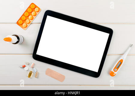 Tablette numérique vide avec des objets sur la table. Vue de dessus Banque D'Images