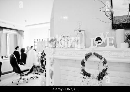 Guirlande décorative, horloge et mots d'amour sur à décor d'un salon de beauté. Photo en noir et blanc Banque D'Images
