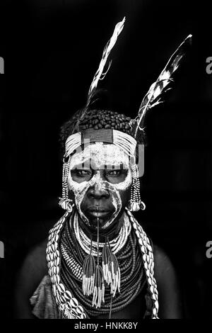 Un Portrait d'une femme âgée de la tribu Karo, Kolcho Village, vallée de l'Omo, Ethiopie Banque D'Images