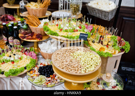 Diferrent des arachides, du fromage, de la viande et des salades sur réception de mariage. Banque D'Images