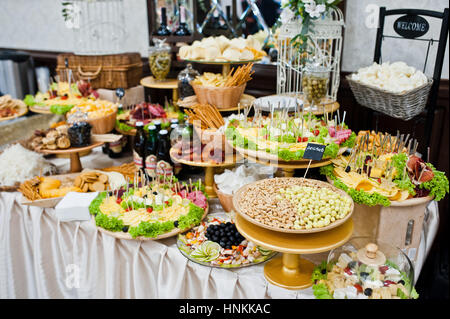 Diferrent des arachides, du fromage, de la viande et des salades sur réception de mariage. Banque D'Images