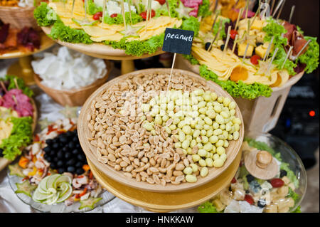 Diferrent des arachides, du fromage, de la viande et des salades sur réception de mariage. Banque D'Images