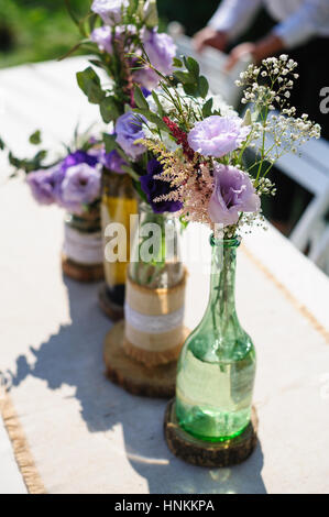 Décor de fleurs de mariage pour décorer la cérémonie dans le parc Banque D'Images