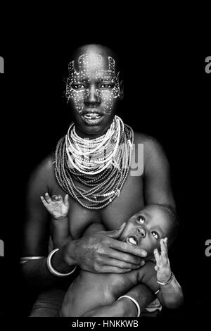 Un Portrait d'une mère et enfant de la tribu Karo, Kolcho Village, vallée de l'Omo, Ethiopie Banque D'Images