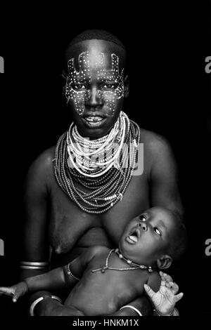 Un Portrait d'une mère et enfant de la tribu Karo, Kolcho Village, vallée de l'Omo, Ethiopie Banque D'Images