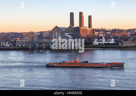 Péniche sur la Tamise à Greenwich. Soir tourné en hiver avec une belle lumière et montre une barge tirant un transporteur jusqu'à la rivière Thames. Banque D'Images