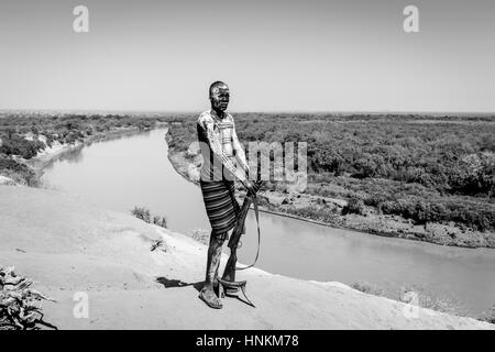 Un Portrait d'un homme de la tribu Karo, Kolcho Village, vallée de l'Omo, Ethiopie Banque D'Images