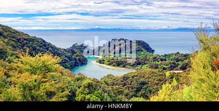 Vue depuis l'Abel Tasman track coût dans la baie Frenchman, Abel Tasman National Park, région de Tasman, Southland, Nouvelle-Zélande Banque D'Images