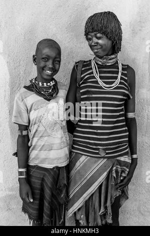Portrait de deux femmes à la tribu Hamer Turmi Lundi, marché Turmi, vallée de l'Omo, Ethiopie Banque D'Images