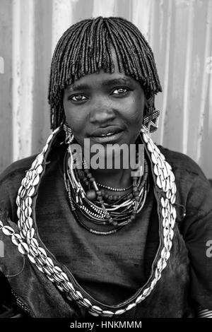 Un Portrait d'une jeune Hamer Tribeswoman au marché du samedi, Dimeka Dimeka, vallée de l'Omo, Ethiopie Banque D'Images