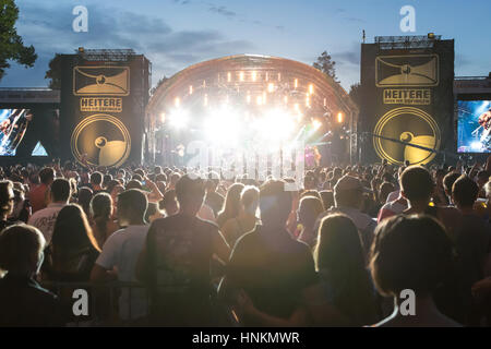 Le folk irlandais-punk Renaud de Los Angeles, USA, avec le leader du groupe Dave King live à la 25e Heitere Banque D'Images