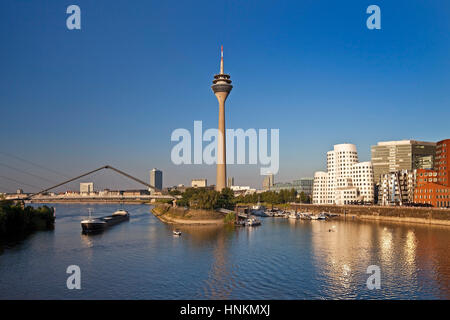 Avec Medienhafen Rheinkniebrücke, Tour du Rhin et Neuer Zollhof, Düsseldorf, Rhénanie du Nord-Westphalie, Allemagne Banque D'Images