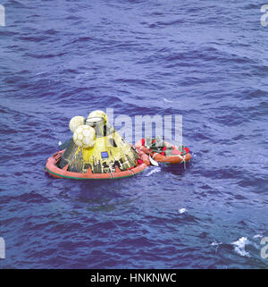 L'équipage d'Apollo 11 attendent d'un hélicoptère à partir de l'USS Hornet, premier navire de récupération pour l'alunissage historique mission. Le quatrième homme dans le radeau de survie est un nageur de l'équipe de démolition sous-marine. Les quatre hommes portent des vêtements d'isolation biologique. Le module de commande Apollo 11 Colombie-Britannique avec les astronautes Neil Armstrong, Michael Collins et Buzz Aldrin, éclaboussés à bord jusqu'à 11 h 49 HAC, 24 juillet 1969, à environ 812 milles marins au sud-ouest d'Hawaii et seulement 12 milles marins de l'USS Hornet. Image Crédit : NASA Banque D'Images