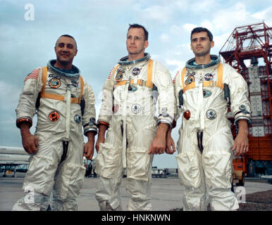 Les astronautes, à partir de la gauche, Gus Grissom, Ed White et Roger Chaffee stand II près du Cap Kennedy complexe de lancement 34 au cours de la formation d'Apollo 1, en janvier 1967. Banque D'Images