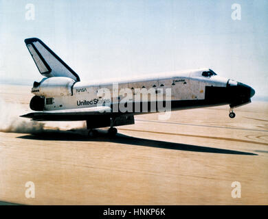 L'atterrissage de la première mission de la navette spatiale Columbia orbiteur de la navette spatiale a atterri à Rogers dry lake à Edwards Air Force Base, la NASA's Armstrong (Centre de recherche de vol Dryden) ensuite, en Californie, pour réussir un séjour dans l'espace de plus de deux jours. Les astronautes John W. Young, commandant de STS-1, et Robert L. Crippen, pilote, étaient à bord du véhicule. Banque D'Images