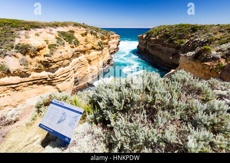 Thunder caverne à Loch Ard Gorge le long de la Great Ocean Road près de Port Campbell, dans le Victoria, Australie Banque D'Images