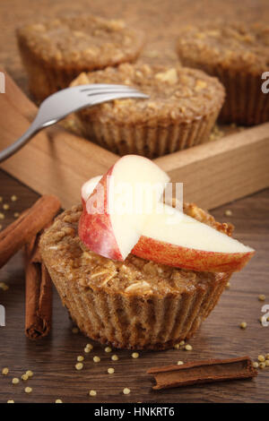 Muffins frais avec le millet, l'avoine, flocons de gruau et cannelle cuit apple avec farine complète, concept de délicieux dessert ou une collation saine, Banque D'Images