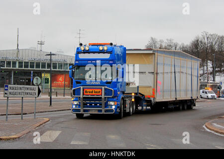 HELSINKI, FINLANDE - le 16 janvier 2017 : Scania bleu charge semi large transports de maisons préfabriquées module est prêt à commencer votre voyage assistée par escort Banque D'Images