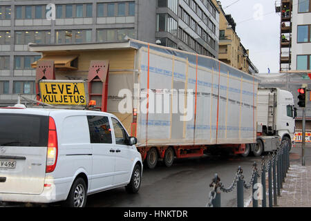 HELSINKI, FINLANDE - le 16 janvier 2017 : véhicule aide large chargement des transports de Temporent module maison préfabriquée dans d'étroits tournez à droite Banque D'Images