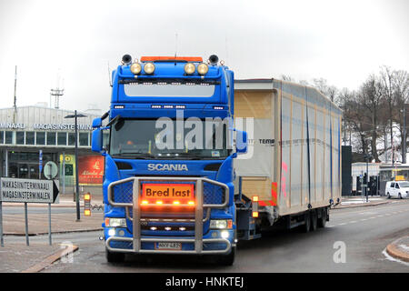 HELSINKI, FINLANDE - le 16 janvier 2017 : Scania Bleu Chargement des semi large de transport module maison préfabriquée est prêt à commencer votre voyage à Helsi Banque D'Images