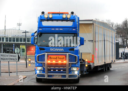 HELSINKI, FINLANDE - le 16 janvier 2017 : Scania Bleu Chargement des semi large de transport module maison préfabriquée est prêt à commencer votre voyage à Helsi Banque D'Images