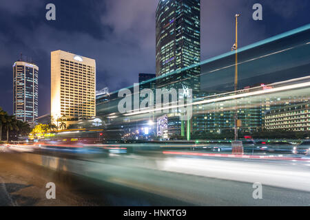 La circulation autour de la Plaza Indonesia Jakarta en quartier d'affaires de nuit en Indonésie capitale. Banque D'Images
