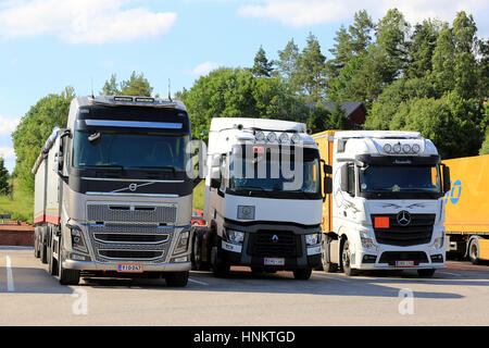 SALO, FINLANDE - 1 juillet 2016 : Volvo FH moderne, Renault Trucks T et Mercedes-Benz Actros poids lourds garés à un arrêt de camion yard sur belle Banque D'Images