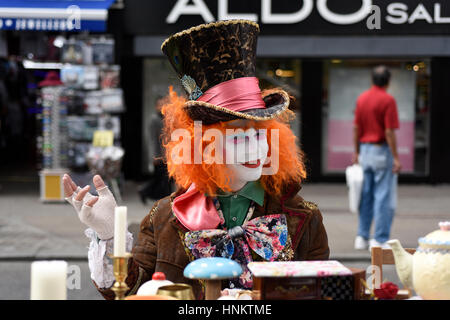 The Mad Hatter assis à la table de thé à Camden, Londres. Banque D'Images