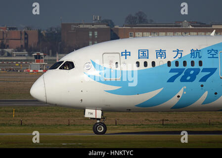 China Southern Airlines Boeing 787-8 Dreamliner B-2736 roulage à l'aéroport Heathrow de Londres Banque D'Images