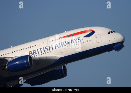 British Airways Airbus A380-841 G-XLEL décollant de l'aéroport Heathrow de Londres, dans le ciel bleu Banque D'Images