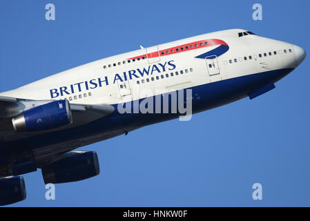 Un 747-400 British Airways qui a décollé de l'aéroport Heathrow de Londres, dans le ciel bleu Banque D'Images