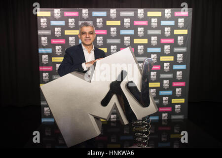 Maire de Londres Sadiq Khan dans les bureaux de Viacom à Londres, où il a annoncé que les MTV European Music Awards auront lieu dans la ville le 12 novembre. Banque D'Images