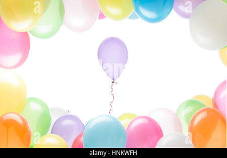 Notion de droit d'un ballon violet passant de son groupe coloré vu à travers un tunnel de ballons. fond blanc Banque D'Images