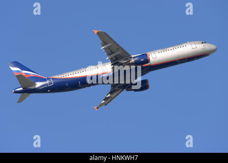 Aeroflot Airbus A321-211 VQ-BED 'N Pirogov' décollant de l'aéroport de Londres Heathrow dans un ciel bleu. Compagnie aérienne russe Banque D'Images