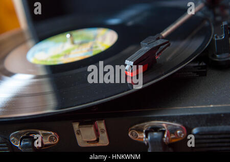 Retro style M&S lecteur de disque de vinyle Portable . Les disques vinyles ont fait une énorme remontée au cours des deux dernières années au Royaume-Uni Banque D'Images
