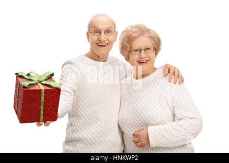 Les personnes âgées gaies avec un présent isolé sur fond blanc Banque D'Images