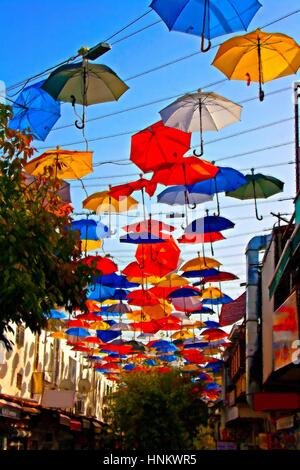 Une peinture numérique de parasols offrant de l'ombre dans les rues d'Antalya, Turquie Banque D'Images