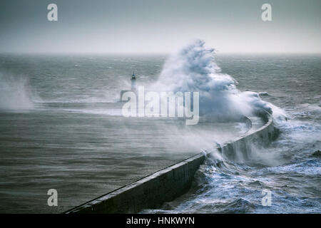 Un monstre s'écrase sur une vague mur près de la mer au cours d'une tempête d'un phare Banque D'Images