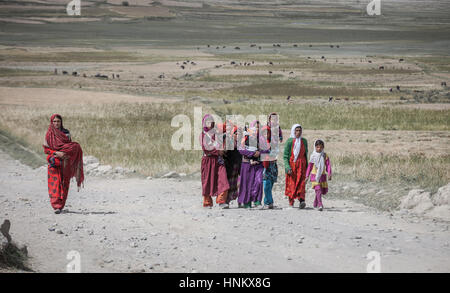 L'Afghanistan, Wahkan corridor, une marche familiale dans la vallée avec des enfants de retour de la collecte des récoltes de foin pour l'hiver. Banque D'Images