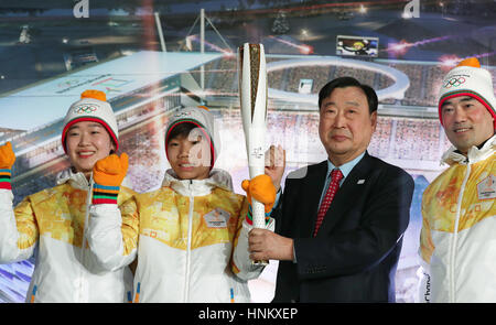 Lee Hee-beom, chef du comité d'organisation des Jeux Olympiques d'hiver de PyeongChang 2018, contient jusqu'la flamme olympique lors d'une cérémonie au Centre de Hockey de Gangneung, le 9 février 2017 à Gangwon-do, Corée du Sud. La cérémonie marque le compte à rebours d'un an avant la cérémonie d'ouverture des Jeux Olympiques d'hiver de 2018. Banque D'Images