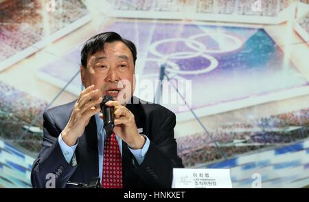 Lee Hee-beom, chef du comité d'organisation des Jeux Olympiques d'hiver de PyeongChang 2018, prend la parole lors d'une cérémonie de dévoilement du flambeau à l'Hockey de Gangneung Février 9, 2017 Centre de Gangwon-do, Corée du Sud. La cérémonie marque le compte à rebours d'un an avant la cérémonie d'ouverture des Jeux Olympiques d'hiver de 2018. Banque D'Images