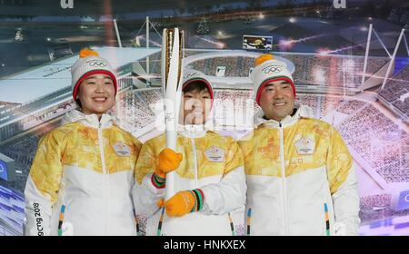 Les modèles montrent au large des uniformes officiels pour les Jeux Olympiques d'hiver de PyeongChang 2018 en tant qu'ils tiennent la torche olympique lors d'une cérémonie au Centre de Hockey de Gangneung, le 9 février 2017 à Gangwon-do, Corée du Sud. La cérémonie marque le compte à rebours d'un an avant la cérémonie d'ouverture des Jeux Olympiques d'hiver de 2018. Banque D'Images