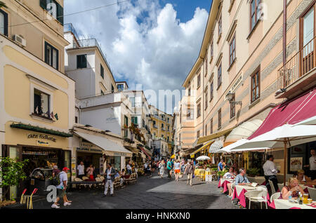 Les touristes et les visiteurs à l'extérieur de restaurants dans la Via Lorenzo D'Amalfi, Ravello, Italie Banque D'Images